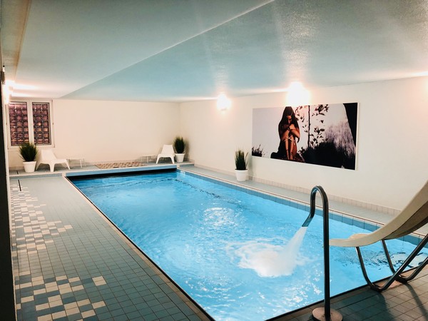 Improving acoustics in swimming pools