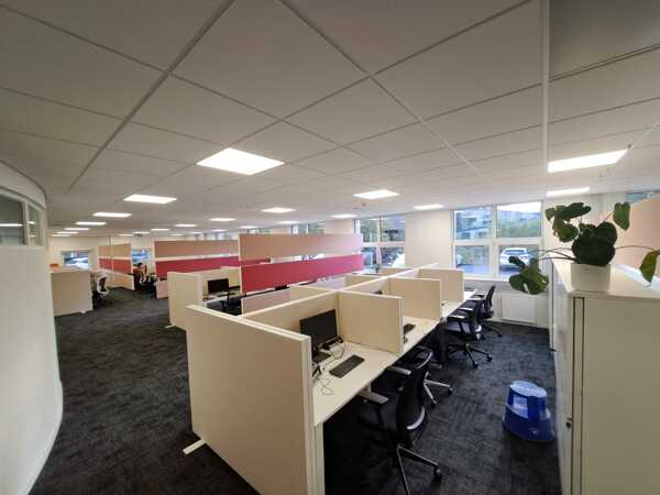 COUSTdeskscreen between the workstations at I-mens