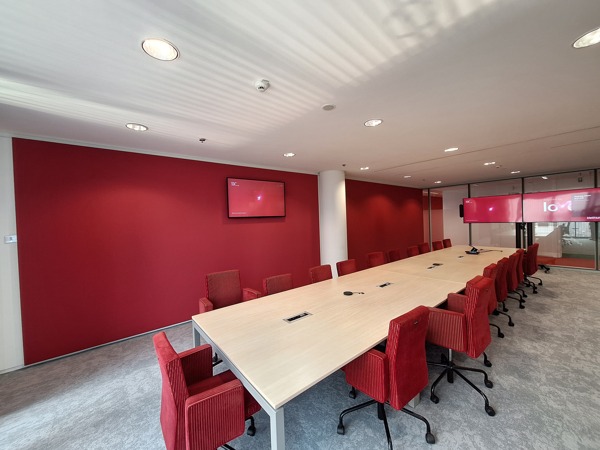 COUSTwall in meeting room at Belfius