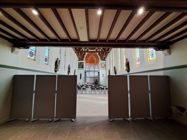 Six COUSTscreens, view from the back in Chapel
