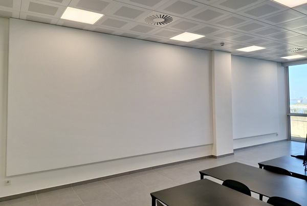 White COUSTwall in meetingroom at DEME