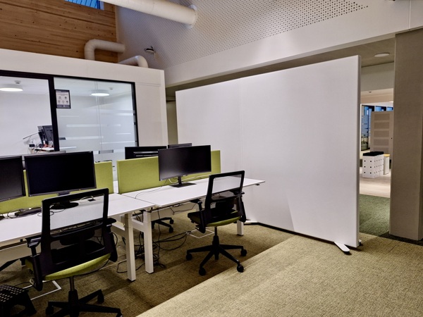 White COUSTscreen on wheels, in DEME office