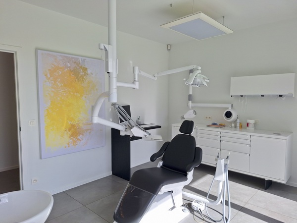 Dentist chair with acoustical panel in de background