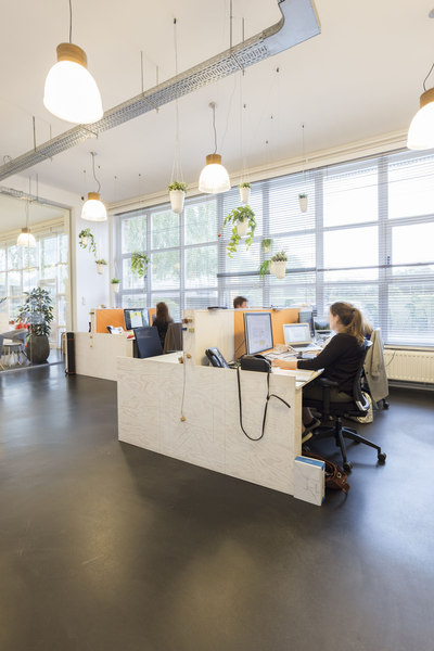 COUSTdeskscreen with orange fabric